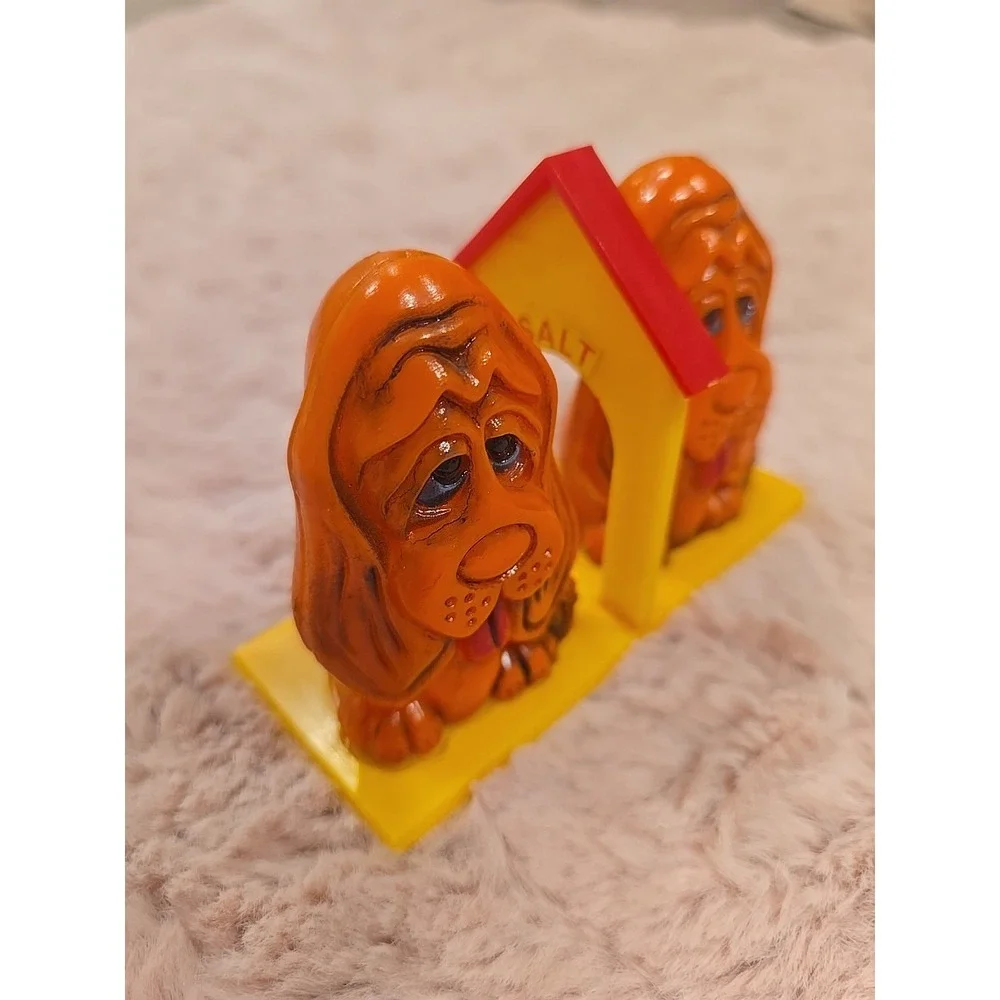 Vintage Hound dog salt and pepper shakers set orange yellow‎